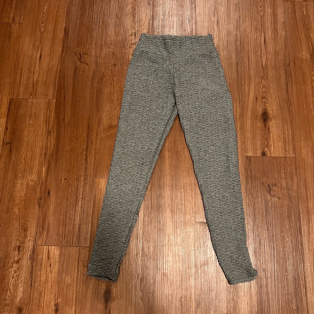 Waffle pattern tight workout leggings.